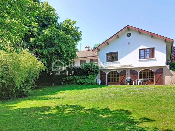 Située sur la commune de  Pouilly-sur-Saône, cette belle propriété de caractère offre un cadre de vie privilégié sur un grand terrain arboré de 3 739 m².

La maison principale d'une superficie habitable de 218 m² sur sous-sol se compose actuellement de deux logements communicants, offrant de nombreuses possibilités : grande maison familiale, habitat multigénérationnel ou projet d'accueil touristique.
Les espaces de vie sont lumineux et fonctionnels. Vous disposerez de trois chambres, avec la possibilité d'en aménager une quatrième, ainsi qu'un bureau idéal pour le télétravail.

Une partie du sous-sol a été aménagée en une grande pièce conviviale avec cuisine d'été ouverte directement sur le jardin et les espaces extérieurs où vous pourrez profiter d'une agréable piscine de 8 x 4 mètres. Un double garage complète les prestations de cette propriété.
Atout supplémentaire : une petite maison indépendante à rénover, offrant un beau potentiel pour la création d'un gîte, d'un logement d'appoint ou d'un espace professionnel.

Contactez-moi dès aujourd'hui pour organiser une visite et découvrir tout le potentiel de cette propriété.