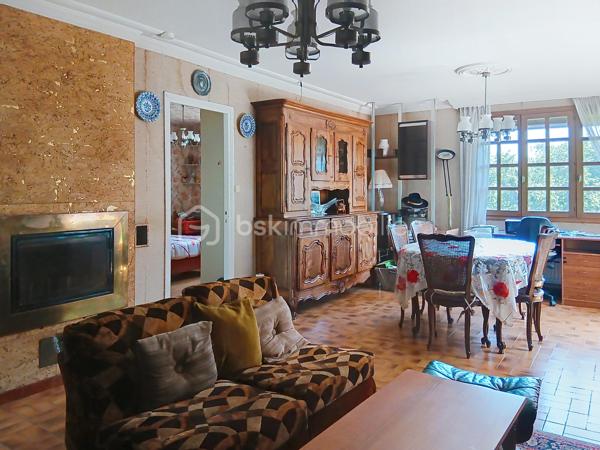 Située sur la commune de  Pouilly-sur-Saône, cette belle propriété de caractère offre un cadre de vie privilégié sur un grand terrain arboré de 3 739 m².

La maison principale d'une superficie habitable de 218 m² sur sous-sol se compose actuellement de deux logements communicants, offrant de nombreuses possibilités : grande maison familiale, habitat multigénérationnel ou projet d'accueil touristique.
Les espaces de vie sont lumineux et fonctionnels. Vous disposerez de trois chambres, avec la possibilité d'en aménager une quatrième, ainsi qu'un bureau idéal pour le télétravail.

Une partie du sous-sol a été aménagée en une grande pièce conviviale avec cuisine d'été ouverte directement sur le jardin et les espaces extérieurs où vous pourrez profiter d'une agréable piscine de 8 x 4 mètres. Un double garage complète les prestations de cette propriété.
Atout supplémentaire : une petite maison indépendante à rénover, offrant un beau potentiel pour la création d'un gîte, d'un logement d'appoint ou d'un espace professionnel.

Contactez-moi dès aujourd'hui pour organiser une visite et découvrir tout le potentiel de cette propriété.