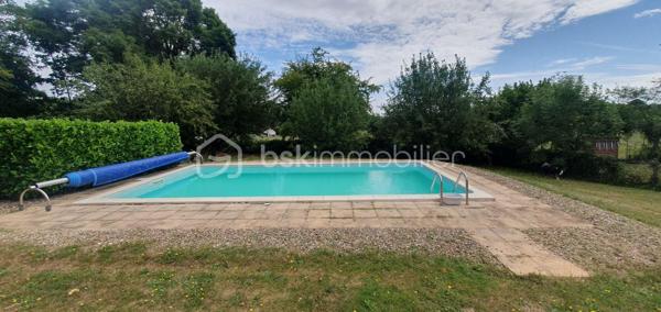 Située sur la commune de  Pouilly-sur-Saône, cette belle propriété de caractère offre un cadre de vie privilégié sur un grand terrain arboré de 3 739 m².

La maison principale d'une superficie habitable de 218 m² sur sous-sol se compose actuellement de deux logements communicants, offrant de nombreuses possibilités : grande maison familiale, habitat multigénérationnel ou projet d'accueil touristique.
Les espaces de vie sont lumineux et fonctionnels. Vous disposerez de trois chambres, avec la possibilité d'en aménager une quatrième, ainsi qu'un bureau idéal pour le télétravail.

Une partie du sous-sol a été aménagée en une grande pièce conviviale avec cuisine d'été ouverte directement sur le jardin et les espaces extérieurs où vous pourrez profiter d'une agréable piscine de 8 x 4 mètres. Un double garage complète les prestations de cette propriété.
Atout supplémentaire : une petite maison indépendante à rénover, offrant un beau potentiel pour la création d'un gîte, d'un logement d'appoint ou d'un espace professionnel.

Contactez-moi dès aujourd'hui pour organiser une visite et découvrir tout le potentiel de cette propriété.