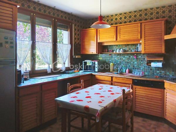 Située sur la commune de  Pouilly-sur-Saône, cette belle propriété de caractère offre un cadre de vie privilégié sur un grand terrain arboré de 3 739 m².

La maison principale d'une superficie habitable de 218 m² sur sous-sol se compose actuellement de deux logements communicants, offrant de nombreuses possibilités : grande maison familiale, habitat multigénérationnel ou projet d'accueil touristique.
Les espaces de vie sont lumineux et fonctionnels. Vous disposerez de trois chambres, avec la possibilité d'en aménager une quatrième, ainsi qu'un bureau idéal pour le télétravail.

Une partie du sous-sol a été aménagée en une grande pièce conviviale avec cuisine d'été ouverte directement sur le jardin et les espaces extérieurs où vous pourrez profiter d'une agréable piscine de 8 x 4 mètres. Un double garage complète les prestations de cette propriété.
Atout supplémentaire : une petite maison indépendante à rénover, offrant un beau potentiel pour la création d'un gîte, d'un logement d'appoint ou d'un espace professionnel.

Contactez-moi dès aujourd'hui pour organiser une visite et découvrir tout le potentiel de cette propriété.
