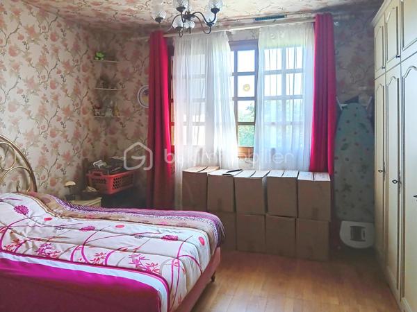 Située sur la commune de  Pouilly-sur-Saône, cette belle propriété de caractère offre un cadre de vie privilégié sur un grand terrain arboré de 3 739 m².

La maison principale d'une superficie habitable de 218 m² sur sous-sol se compose actuellement de deux logements communicants, offrant de nombreuses possibilités : grande maison familiale, habitat multigénérationnel ou projet d'accueil touristique.
Les espaces de vie sont lumineux et fonctionnels. Vous disposerez de trois chambres, avec la possibilité d'en aménager une quatrième, ainsi qu'un bureau idéal pour le télétravail.

Une partie du sous-sol a été aménagée en une grande pièce conviviale avec cuisine d'été ouverte directement sur le jardin et les espaces extérieurs où vous pourrez profiter d'une agréable piscine de 8 x 4 mètres. Un double garage complète les prestations de cette propriété.
Atout supplémentaire : une petite maison indépendante à rénover, offrant un beau potentiel pour la création d'un gîte, d'un logement d'appoint ou d'un espace professionnel.

Contactez-moi dès aujourd'hui pour organiser une visite et découvrir tout le potentiel de cette propriété.