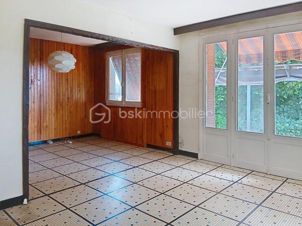 Située sur la commune de  Pouilly-sur-Saône, cette belle propriété de caractère offre un cadre de vie privilégié sur un grand terrain arboré de 3 739 m².

La maison principale d'une superficie habitable de 218 m² sur sous-sol se compose actuellement de deux logements communicants, offrant de nombreuses possibilités : grande maison familiale, habitat multigénérationnel ou projet d'accueil touristique.
Les espaces de vie sont lumineux et fonctionnels. Vous disposerez de trois chambres, avec la possibilité d'en aménager une quatrième, ainsi qu'un bureau idéal pour le télétravail.

Une partie du sous-sol a été aménagée en une grande pièce conviviale avec cuisine d'été ouverte directement sur le jardin et les espaces extérieurs où vous pourrez profiter d'une agréable piscine de 8 x 4 mètres. Un double garage complète les prestations de cette propriété.
Atout supplémentaire : une petite maison indépendante à rénover, offrant un beau potentiel pour la création d'un gîte, d'un logement d'appoint ou d'un espace professionnel.

Contactez-moi dès aujourd'hui pour organiser une visite et découvrir tout le potentiel de cette propriété.