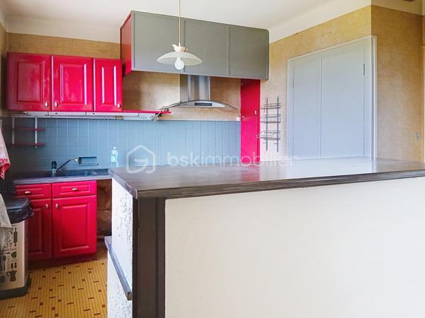 Située sur la commune de  Pouilly-sur-Saône, cette belle propriété de caractère offre un cadre de vie privilégié sur un grand terrain arboré de 3 739 m².

La maison principale d'une superficie habitable de 218 m² sur sous-sol se compose actuellement de deux logements communicants, offrant de nombreuses possibilités : grande maison familiale, habitat multigénérationnel ou projet d'accueil touristique.
Les espaces de vie sont lumineux et fonctionnels. Vous disposerez de trois chambres, avec la possibilité d'en aménager une quatrième, ainsi qu'un bureau idéal pour le télétravail.

Une partie du sous-sol a été aménagée en une grande pièce conviviale avec cuisine d'été ouverte directement sur le jardin et les espaces extérieurs où vous pourrez profiter d'une agréable piscine de 8 x 4 mètres. Un double garage complète les prestations de cette propriété.
Atout supplémentaire : une petite maison indépendante à rénover, offrant un beau potentiel pour la création d'un gîte, d'un logement d'appoint ou d'un espace professionnel.

Contactez-moi dès aujourd'hui pour organiser une visite et découvrir tout le potentiel de cette propriété.