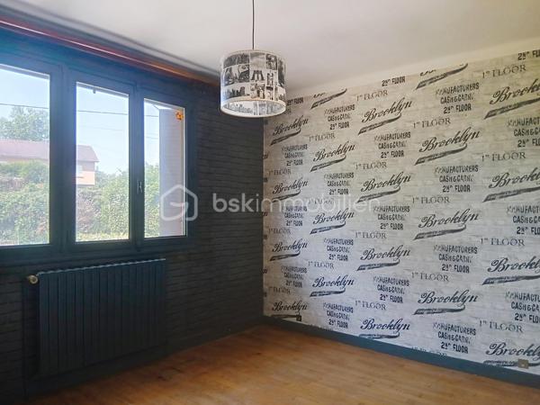 Située sur la commune de  Pouilly-sur-Saône, cette belle propriété de caractère offre un cadre de vie privilégié sur un grand terrain arboré de 3 739 m².

La maison principale d'une superficie habitable de 218 m² sur sous-sol se compose actuellement de deux logements communicants, offrant de nombreuses possibilités : grande maison familiale, habitat multigénérationnel ou projet d'accueil touristique.
Les espaces de vie sont lumineux et fonctionnels. Vous disposerez de trois chambres, avec la possibilité d'en aménager une quatrième, ainsi qu'un bureau idéal pour le télétravail.

Une partie du sous-sol a été aménagée en une grande pièce conviviale avec cuisine d'été ouverte directement sur le jardin et les espaces extérieurs où vous pourrez profiter d'une agréable piscine de 8 x 4 mètres. Un double garage complète les prestations de cette propriété.
Atout supplémentaire : une petite maison indépendante à rénover, offrant un beau potentiel pour la création d'un gîte, d'un logement d'appoint ou d'un espace professionnel.

Contactez-moi dès aujourd'hui pour organiser une visite et découvrir tout le potentiel de cette propriété.