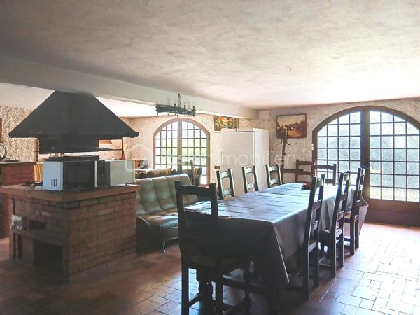 Située sur la commune de  Pouilly-sur-Saône, cette belle propriété de caractère offre un cadre de vie privilégié sur un grand terrain arboré de 3 739 m².

La maison principale d'une superficie habitable de 218 m² sur sous-sol se compose actuellement de deux logements communicants, offrant de nombreuses possibilités : grande maison familiale, habitat multigénérationnel ou projet d'accueil touristique.
Les espaces de vie sont lumineux et fonctionnels. Vous disposerez de trois chambres, avec la possibilité d'en aménager une quatrième, ainsi qu'un bureau idéal pour le télétravail.

Une partie du sous-sol a été aménagée en une grande pièce conviviale avec cuisine d'été ouverte directement sur le jardin et les espaces extérieurs où vous pourrez profiter d'une agréable piscine de 8 x 4 mètres. Un double garage complète les prestations de cette propriété.
Atout supplémentaire : une petite maison indépendante à rénover, offrant un beau potentiel pour la création d'un gîte, d'un logement d'appoint ou d'un espace professionnel.

Contactez-moi dès aujourd'hui pour organiser une visite et découvrir tout le potentiel de cette propriété.