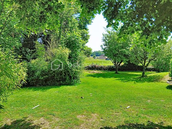 Située sur la commune de  Pouilly-sur-Saône, cette belle propriété de caractère offre un cadre de vie privilégié sur un grand terrain arboré de 3 739 m².

La maison principale d'une superficie habitable de 218 m² sur sous-sol se compose actuellement de deux logements communicants, offrant de nombreuses possibilités : grande maison familiale, habitat multigénérationnel ou projet d'accueil touristique.
Les espaces de vie sont lumineux et fonctionnels. Vous disposerez de trois chambres, avec la possibilité d'en aménager une quatrième, ainsi qu'un bureau idéal pour le télétravail.

Une partie du sous-sol a été aménagée en une grande pièce conviviale avec cuisine d'été ouverte directement sur le jardin et les espaces extérieurs où vous pourrez profiter d'une agréable piscine de 8 x 4 mètres. Un double garage complète les prestations de cette propriété.
Atout supplémentaire : une petite maison indépendante à rénover, offrant un beau potentiel pour la création d'un gîte, d'un logement d'appoint ou d'un espace professionnel.

Contactez-moi dès aujourd'hui pour organiser une visite et découvrir tout le potentiel de cette propriété.