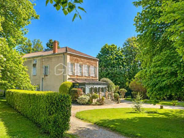 Et si votre prochain appartement ressemblait davantage à une maison de campagne qu'à un logement en copropriété ?
Au sein d'une élégante demeure du XIXe siècle divisée en seulement cinq appartements, découvrez un lieu de vie rare et préservé, niché dans un magnifique parc privé clos de plus de 1,5 hectare.

Dès votre arrivée, le charme opère. La majesté des arbres centenaires et le caractère authentique de la bâtisse créent une atmosphère unique, difficile à retrouver sur le marché.
Situé en rez-de-chaussée, cet appartement d'environ 100m² (98,78m² Carrez) séduit immédiatement par ses volumes généreux et ses éléments anciens parfaitement conservés : belle hauteur sous plafond, pierres apparentes, larges ouvertures laissant entrer la lumière naturelle.
L'agencement est à la fois fonctionnel et chaleureux. Une entrée dessert un agréable séjour-salle à manger d'environ 30m² ouvert sur une terrasse privative offrant une vue imprenable sur le parc. Un véritable privilège au quotidien.
La cuisine indépendante, récemment rénovée, allie confort et modernité.
L'espace nuit comprend deux belles chambres ainsi qu'une pièce supplémentaire d'environ 9m² pouvant accueillir selon vos besoins une chambre d'enfant, un bureau ou un espace dédié au télétravail.
Une vaste salle de bains avec douche, WC et espace buanderie complète harmonieusement l'ensemble.

Les atouts qui font toute la différence
- Parc privé clos de plus de 1,5 hectare
- Demeure de caractère du XIXe siècle
- Seulement 5 copropriétaires
- Terrasse avec vue dégagée sur le parc
- Belle hauteur sous plafond et pierres apparentes
- Cuisine récemment rénovée
- Chauffage collectif au gaz et eau froide inclus dans les charges
- Cave voûtée en sous-sol
- Deux places de stationnement privatives
- Accès rapide aux principaux axes routiers

Un bien rare pour les amoureux de caractère
Cet appartement ne s'adresse pas à ceux qui recherchent un bien standard.
Il séduira les acquéreurs en quête d'un cadre de vie privilégié, d'authenticité et d'un environnement verdoyant exceptionnel, tout en conservant la proximité des commodités. Une adresse confidentielle, un parc remarquable et le charme intemporel de l'ancien : un bien coup de cœur à découvrir sans tarder.

Visites exclusivement sur rendez-vous.