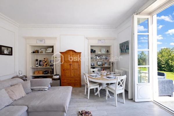 Et si votre prochain appartement ressemblait davantage à une maison de campagne qu'à un logement en copropriété ?
Au sein d'une élégante demeure du XIXe siècle divisée en seulement cinq appartements, découvrez un lieu de vie rare et préservé, niché dans un magnifique parc privé clos de plus de 1,5 hectare.

Dès votre arrivée, le charme opère. La majesté des arbres centenaires et le caractère authentique de la bâtisse créent une atmosphère unique, difficile à retrouver sur le marché.
Situé en rez-de-chaussée, cet appartement d'environ 100m² (98,78m² Carrez) séduit immédiatement par ses volumes généreux et ses éléments anciens parfaitement conservés : belle hauteur sous plafond, pierres apparentes, larges ouvertures laissant entrer la lumière naturelle.
L'agencement est à la fois fonctionnel et chaleureux. Une entrée dessert un agréable séjour-salle à manger d'environ 30m² ouvert sur une terrasse privative offrant une vue imprenable sur le parc. Un véritable privilège au quotidien.
La cuisine indépendante, récemment rénovée, allie confort et modernité.
L'espace nuit comprend deux belles chambres ainsi qu'une pièce supplémentaire d'environ 9m² pouvant accueillir selon vos besoins une chambre d'enfant, un bureau ou un espace dédié au télétravail.
Une vaste salle de bains avec douche, WC et espace buanderie complète harmonieusement l'ensemble.

Les atouts qui font toute la différence
- Parc privé clos de plus de 1,5 hectare
- Demeure de caractère du XIXe siècle
- Seulement 5 copropriétaires
- Terrasse avec vue dégagée sur le parc
- Belle hauteur sous plafond et pierres apparentes
- Cuisine récemment rénovée
- Chauffage collectif au gaz et eau froide inclus dans les charges
- Cave voûtée en sous-sol
- Deux places de stationnement privatives
- Accès rapide aux principaux axes routiers

Un bien rare pour les amoureux de caractère
Cet appartement ne s'adresse pas à ceux qui recherchent un bien standard.
Il séduira les acquéreurs en quête d'un cadre de vie privilégié, d'authenticité et d'un environnement verdoyant exceptionnel, tout en conservant la proximité des commodités. Une adresse confidentielle, un parc remarquable et le charme intemporel de l'ancien : un bien coup de cœur à découvrir sans tarder.

Visites exclusivement sur rendez-vous.