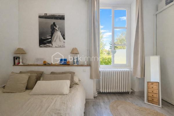 Et si votre prochain appartement ressemblait davantage à une maison de campagne qu'à un logement en copropriété ?
Au sein d'une élégante demeure du XIXe siècle divisée en seulement cinq appartements, découvrez un lieu de vie rare et préservé, niché dans un magnifique parc privé clos de plus de 1,5 hectare.

Dès votre arrivée, le charme opère. La majesté des arbres centenaires et le caractère authentique de la bâtisse créent une atmosphère unique, difficile à retrouver sur le marché.
Situé en rez-de-chaussée, cet appartement d'environ 100m² (98,78m² Carrez) séduit immédiatement par ses volumes généreux et ses éléments anciens parfaitement conservés : belle hauteur sous plafond, pierres apparentes, larges ouvertures laissant entrer la lumière naturelle.
L'agencement est à la fois fonctionnel et chaleureux. Une entrée dessert un agréable séjour-salle à manger d'environ 30m² ouvert sur une terrasse privative offrant une vue imprenable sur le parc. Un véritable privilège au quotidien.
La cuisine indépendante, récemment rénovée, allie confort et modernité.
L'espace nuit comprend deux belles chambres ainsi qu'une pièce supplémentaire d'environ 9m² pouvant accueillir selon vos besoins une chambre d'enfant, un bureau ou un espace dédié au télétravail.
Une vaste salle de bains avec douche, WC et espace buanderie complète harmonieusement l'ensemble.

Les atouts qui font toute la différence
- Parc privé clos de plus de 1,5 hectare
- Demeure de caractère du XIXe siècle
- Seulement 5 copropriétaires
- Terrasse avec vue dégagée sur le parc
- Belle hauteur sous plafond et pierres apparentes
- Cuisine récemment rénovée
- Chauffage collectif au gaz et eau froide inclus dans les charges
- Cave voûtée en sous-sol
- Deux places de stationnement privatives
- Accès rapide aux principaux axes routiers

Un bien rare pour les amoureux de caractère
Cet appartement ne s'adresse pas à ceux qui recherchent un bien standard.
Il séduira les acquéreurs en quête d'un cadre de vie privilégié, d'authenticité et d'un environnement verdoyant exceptionnel, tout en conservant la proximité des commodités. Une adresse confidentielle, un parc remarquable et le charme intemporel de l'ancien : un bien coup de cœur à découvrir sans tarder.

Visites exclusivement sur rendez-vous.