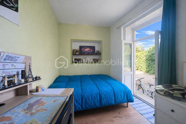 Et si votre prochain appartement ressemblait davantage à une maison de campagne qu'à un logement en copropriété ?
Au sein d'une élégante demeure du XIXe siècle divisée en seulement cinq appartements, découvrez un lieu de vie rare et préservé, niché dans un magnifique parc privé clos de plus de 1,5 hectare.

Dès votre arrivée, le charme opère. La majesté des arbres centenaires et le caractère authentique de la bâtisse créent une atmosphère unique, difficile à retrouver sur le marché.
Situé en rez-de-chaussée, cet appartement d'environ 100m² (98,78m² Carrez) séduit immédiatement par ses volumes généreux et ses éléments anciens parfaitement conservés : belle hauteur sous plafond, pierres apparentes, larges ouvertures laissant entrer la lumière naturelle.
L'agencement est à la fois fonctionnel et chaleureux. Une entrée dessert un agréable séjour-salle à manger d'environ 30m² ouvert sur une terrasse privative offrant une vue imprenable sur le parc. Un véritable privilège au quotidien.
La cuisine indépendante, récemment rénovée, allie confort et modernité.
L'espace nuit comprend deux belles chambres ainsi qu'une pièce supplémentaire d'environ 9m² pouvant accueillir selon vos besoins une chambre d'enfant, un bureau ou un espace dédié au télétravail.
Une vaste salle de bains avec douche, WC et espace buanderie complète harmonieusement l'ensemble.

Les atouts qui font toute la différence
- Parc privé clos de plus de 1,5 hectare
- Demeure de caractère du XIXe siècle
- Seulement 5 copropriétaires
- Terrasse avec vue dégagée sur le parc
- Belle hauteur sous plafond et pierres apparentes
- Cuisine récemment rénovée
- Chauffage collectif au gaz et eau froide inclus dans les charges
- Cave voûtée en sous-sol
- Deux places de stationnement privatives
- Accès rapide aux principaux axes routiers

Un bien rare pour les amoureux de caractère
Cet appartement ne s'adresse pas à ceux qui recherchent un bien standard.
Il séduira les acquéreurs en quête d'un cadre de vie privilégié, d'authenticité et d'un environnement verdoyant exceptionnel, tout en conservant la proximité des commodités. Une adresse confidentielle, un parc remarquable et le charme intemporel de l'ancien : un bien coup de cœur à découvrir sans tarder.

Visites exclusivement sur rendez-vous.