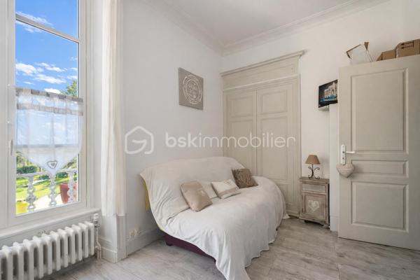 Et si votre prochain appartement ressemblait davantage à une maison de campagne qu'à un logement en copropriété ?
Au sein d'une élégante demeure du XIXe siècle divisée en seulement cinq appartements, découvrez un lieu de vie rare et préservé, niché dans un magnifique parc privé clos de plus de 1,5 hectare.

Dès votre arrivée, le charme opère. La majesté des arbres centenaires et le caractère authentique de la bâtisse créent une atmosphère unique, difficile à retrouver sur le marché.
Situé en rez-de-chaussée, cet appartement d'environ 100m² (98,78m² Carrez) séduit immédiatement par ses volumes généreux et ses éléments anciens parfaitement conservés : belle hauteur sous plafond, pierres apparentes, larges ouvertures laissant entrer la lumière naturelle.
L'agencement est à la fois fonctionnel et chaleureux. Une entrée dessert un agréable séjour-salle à manger d'environ 30m² ouvert sur une terrasse privative offrant une vue imprenable sur le parc. Un véritable privilège au quotidien.
La cuisine indépendante, récemment rénovée, allie confort et modernité.
L'espace nuit comprend deux belles chambres ainsi qu'une pièce supplémentaire d'environ 9m² pouvant accueillir selon vos besoins une chambre d'enfant, un bureau ou un espace dédié au télétravail.
Une vaste salle de bains avec douche, WC et espace buanderie complète harmonieusement l'ensemble.

Les atouts qui font toute la différence
- Parc privé clos de plus de 1,5 hectare
- Demeure de caractère du XIXe siècle
- Seulement 5 copropriétaires
- Terrasse avec vue dégagée sur le parc
- Belle hauteur sous plafond et pierres apparentes
- Cuisine récemment rénovée
- Chauffage collectif au gaz et eau froide inclus dans les charges
- Cave voûtée en sous-sol
- Deux places de stationnement privatives
- Accès rapide aux principaux axes routiers

Un bien rare pour les amoureux de caractère
Cet appartement ne s'adresse pas à ceux qui recherchent un bien standard.
Il séduira les acquéreurs en quête d'un cadre de vie privilégié, d'authenticité et d'un environnement verdoyant exceptionnel, tout en conservant la proximité des commodités. Une adresse confidentielle, un parc remarquable et le charme intemporel de l'ancien : un bien coup de cœur à découvrir sans tarder.

Visites exclusivement sur rendez-vous.