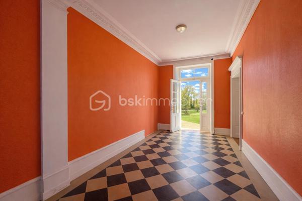 Et si votre prochain appartement ressemblait davantage à une maison de campagne qu'à un logement en copropriété ?
Au sein d'une élégante demeure du XIXe siècle divisée en seulement cinq appartements, découvrez un lieu de vie rare et préservé, niché dans un magnifique parc privé clos de plus de 1,5 hectare.

Dès votre arrivée, le charme opère. La majesté des arbres centenaires et le caractère authentique de la bâtisse créent une atmosphère unique, difficile à retrouver sur le marché.
Situé en rez-de-chaussée, cet appartement d'environ 100m² (98,78m² Carrez) séduit immédiatement par ses volumes généreux et ses éléments anciens parfaitement conservés : belle hauteur sous plafond, pierres apparentes, larges ouvertures laissant entrer la lumière naturelle.
L'agencement est à la fois fonctionnel et chaleureux. Une entrée dessert un agréable séjour-salle à manger d'environ 30m² ouvert sur une terrasse privative offrant une vue imprenable sur le parc. Un véritable privilège au quotidien.
La cuisine indépendante, récemment rénovée, allie confort et modernité.
L'espace nuit comprend deux belles chambres ainsi qu'une pièce supplémentaire d'environ 9m² pouvant accueillir selon vos besoins une chambre d'enfant, un bureau ou un espace dédié au télétravail.
Une vaste salle de bains avec douche, WC et espace buanderie complète harmonieusement l'ensemble.

Les atouts qui font toute la différence
- Parc privé clos de plus de 1,5 hectare
- Demeure de caractère du XIXe siècle
- Seulement 5 copropriétaires
- Terrasse avec vue dégagée sur le parc
- Belle hauteur sous plafond et pierres apparentes
- Cuisine récemment rénovée
- Chauffage collectif au gaz et eau froide inclus dans les charges
- Cave voûtée en sous-sol
- Deux places de stationnement privatives
- Accès rapide aux principaux axes routiers

Un bien rare pour les amoureux de caractère
Cet appartement ne s'adresse pas à ceux qui recherchent un bien standard.
Il séduira les acquéreurs en quête d'un cadre de vie privilégié, d'authenticité et d'un environnement verdoyant exceptionnel, tout en conservant la proximité des commodités. Une adresse confidentielle, un parc remarquable et le charme intemporel de l'ancien : un bien coup de cœur à découvrir sans tarder.

Visites exclusivement sur rendez-vous.