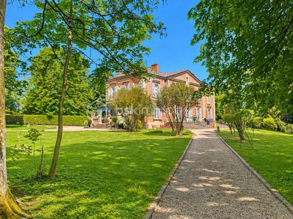 Et si votre prochain appartement ressemblait davantage à une maison de campagne qu'à un logement en copropriété ?
Au sein d'une élégante demeure du XIXe siècle divisée en seulement cinq appartements, découvrez un lieu de vie rare et préservé, niché dans un magnifique parc privé clos de plus de 1,5 hectare.

Dès votre arrivée, le charme opère. La majesté des arbres centenaires et le caractère authentique de la bâtisse créent une atmosphère unique, difficile à retrouver sur le marché.
Situé en rez-de-chaussée, cet appartement d'environ 100m² (98,78m² Carrez) séduit immédiatement par ses volumes généreux et ses éléments anciens parfaitement conservés : belle hauteur sous plafond, pierres apparentes, larges ouvertures laissant entrer la lumière naturelle.
L'agencement est à la fois fonctionnel et chaleureux. Une entrée dessert un agréable séjour-salle à manger d'environ 30m² ouvert sur une terrasse privative offrant une vue imprenable sur le parc. Un véritable privilège au quotidien.
La cuisine indépendante, récemment rénovée, allie confort et modernité.
L'espace nuit comprend deux belles chambres ainsi qu'une pièce supplémentaire d'environ 9m² pouvant accueillir selon vos besoins une chambre d'enfant, un bureau ou un espace dédié au télétravail.
Une vaste salle de bains avec douche, WC et espace buanderie complète harmonieusement l'ensemble.

Les atouts qui font toute la différence
- Parc privé clos de plus de 1,5 hectare
- Demeure de caractère du XIXe siècle
- Seulement 5 copropriétaires
- Terrasse avec vue dégagée sur le parc
- Belle hauteur sous plafond et pierres apparentes
- Cuisine récemment rénovée
- Chauffage collectif au gaz et eau froide inclus dans les charges
- Cave voûtée en sous-sol
- Deux places de stationnement privatives
- Accès rapide aux principaux axes routiers

Un bien rare pour les amoureux de caractère
Cet appartement ne s'adresse pas à ceux qui recherchent un bien standard.
Il séduira les acquéreurs en quête d'un cadre de vie privilégié, d'authenticité et d'un environnement verdoyant exceptionnel, tout en conservant la proximité des commodités. Une adresse confidentielle, un parc remarquable et le charme intemporel de l'ancien : un bien coup de cœur à découvrir sans tarder.

Visites exclusivement sur rendez-vous.