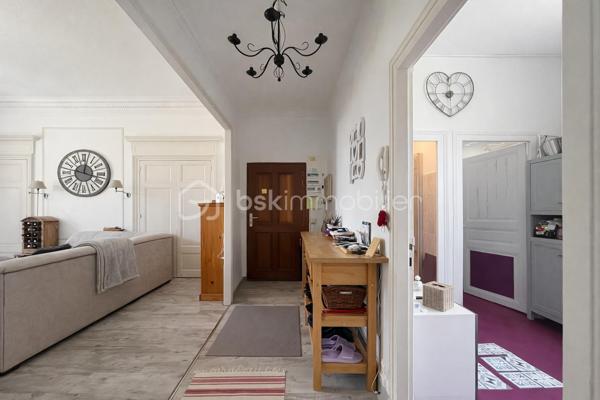 Et si votre prochain appartement ressemblait davantage à une maison de campagne qu'à un logement en copropriété ?
Au sein d'une élégante demeure du XIXe siècle divisée en seulement cinq appartements, découvrez un lieu de vie rare et préservé, niché dans un magnifique parc privé clos de plus de 1,5 hectare.

Dès votre arrivée, le charme opère. La majesté des arbres centenaires et le caractère authentique de la bâtisse créent une atmosphère unique, difficile à retrouver sur le marché.
Situé en rez-de-chaussée, cet appartement d'environ 100m² (98,78m² Carrez) séduit immédiatement par ses volumes généreux et ses éléments anciens parfaitement conservés : belle hauteur sous plafond, pierres apparentes, larges ouvertures laissant entrer la lumière naturelle.
L'agencement est à la fois fonctionnel et chaleureux. Une entrée dessert un agréable séjour-salle à manger d'environ 30m² ouvert sur une terrasse privative offrant une vue imprenable sur le parc. Un véritable privilège au quotidien.
La cuisine indépendante, récemment rénovée, allie confort et modernité.
L'espace nuit comprend deux belles chambres ainsi qu'une pièce supplémentaire d'environ 9m² pouvant accueillir selon vos besoins une chambre d'enfant, un bureau ou un espace dédié au télétravail.
Une vaste salle de bains avec douche, WC et espace buanderie complète harmonieusement l'ensemble.

Les atouts qui font toute la différence
- Parc privé clos de plus de 1,5 hectare
- Demeure de caractère du XIXe siècle
- Seulement 5 copropriétaires
- Terrasse avec vue dégagée sur le parc
- Belle hauteur sous plafond et pierres apparentes
- Cuisine récemment rénovée
- Chauffage collectif au gaz et eau froide inclus dans les charges
- Cave voûtée en sous-sol
- Deux places de stationnement privatives
- Accès rapide aux principaux axes routiers

Un bien rare pour les amoureux de caractère
Cet appartement ne s'adresse pas à ceux qui recherchent un bien standard.
Il séduira les acquéreurs en quête d'un cadre de vie privilégié, d'authenticité et d'un environnement verdoyant exceptionnel, tout en conservant la proximité des commodités. Une adresse confidentielle, un parc remarquable et le charme intemporel de l'ancien : un bien coup de cœur à découvrir sans tarder.

Visites exclusivement sur rendez-vous.