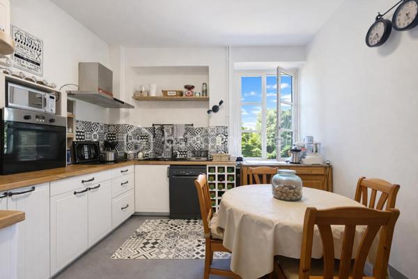 Et si votre prochain appartement ressemblait davantage à une maison de campagne qu'à un logement en copropriété ?
Au sein d'une élégante demeure du XIXe siècle divisée en seulement cinq appartements, découvrez un lieu de vie rare et préservé, niché dans un magnifique parc privé clos de plus de 1,5 hectare.

Dès votre arrivée, le charme opère. La majesté des arbres centenaires et le caractère authentique de la bâtisse créent une atmosphère unique, difficile à retrouver sur le marché.
Situé en rez-de-chaussée, cet appartement d'environ 100m² (98,78m² Carrez) séduit immédiatement par ses volumes généreux et ses éléments anciens parfaitement conservés : belle hauteur sous plafond, pierres apparentes, larges ouvertures laissant entrer la lumière naturelle.
L'agencement est à la fois fonctionnel et chaleureux. Une entrée dessert un agréable séjour-salle à manger d'environ 30m² ouvert sur une terrasse privative offrant une vue imprenable sur le parc. Un véritable privilège au quotidien.
La cuisine indépendante, récemment rénovée, allie confort et modernité.
L'espace nuit comprend deux belles chambres ainsi qu'une pièce supplémentaire d'environ 9m² pouvant accueillir selon vos besoins une chambre d'enfant, un bureau ou un espace dédié au télétravail.
Une vaste salle de bains avec douche, WC et espace buanderie complète harmonieusement l'ensemble.

Les atouts qui font toute la différence
- Parc privé clos de plus de 1,5 hectare
- Demeure de caractère du XIXe siècle
- Seulement 5 copropriétaires
- Terrasse avec vue dégagée sur le parc
- Belle hauteur sous plafond et pierres apparentes
- Cuisine récemment rénovée
- Chauffage collectif au gaz et eau froide inclus dans les charges
- Cave voûtée en sous-sol
- Deux places de stationnement privatives
- Accès rapide aux principaux axes routiers

Un bien rare pour les amoureux de caractère
Cet appartement ne s'adresse pas à ceux qui recherchent un bien standard.
Il séduira les acquéreurs en quête d'un cadre de vie privilégié, d'authenticité et d'un environnement verdoyant exceptionnel, tout en conservant la proximité des commodités. Une adresse confidentielle, un parc remarquable et le charme intemporel de l'ancien : un bien coup de cœur à découvrir sans tarder.

Visites exclusivement sur rendez-vous.