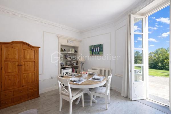Et si votre prochain appartement ressemblait davantage à une maison de campagne qu'à un logement en copropriété ?
Au sein d'une élégante demeure du XIXe siècle divisée en seulement cinq appartements, découvrez un lieu de vie rare et préservé, niché dans un magnifique parc privé clos de plus de 1,5 hectare.

Dès votre arrivée, le charme opère. La majesté des arbres centenaires et le caractère authentique de la bâtisse créent une atmosphère unique, difficile à retrouver sur le marché.
Situé en rez-de-chaussée, cet appartement d'environ 100m² (98,78m² Carrez) séduit immédiatement par ses volumes généreux et ses éléments anciens parfaitement conservés : belle hauteur sous plafond, pierres apparentes, larges ouvertures laissant entrer la lumière naturelle.
L'agencement est à la fois fonctionnel et chaleureux. Une entrée dessert un agréable séjour-salle à manger d'environ 30m² ouvert sur une terrasse privative offrant une vue imprenable sur le parc. Un véritable privilège au quotidien.
La cuisine indépendante, récemment rénovée, allie confort et modernité.
L'espace nuit comprend deux belles chambres ainsi qu'une pièce supplémentaire d'environ 9m² pouvant accueillir selon vos besoins une chambre d'enfant, un bureau ou un espace dédié au télétravail.
Une vaste salle de bains avec douche, WC et espace buanderie complète harmonieusement l'ensemble.

Les atouts qui font toute la différence
- Parc privé clos de plus de 1,5 hectare
- Demeure de caractère du XIXe siècle
- Seulement 5 copropriétaires
- Terrasse avec vue dégagée sur le parc
- Belle hauteur sous plafond et pierres apparentes
- Cuisine récemment rénovée
- Chauffage collectif au gaz et eau froide inclus dans les charges
- Cave voûtée en sous-sol
- Deux places de stationnement privatives
- Accès rapide aux principaux axes routiers

Un bien rare pour les amoureux de caractère
Cet appartement ne s'adresse pas à ceux qui recherchent un bien standard.
Il séduira les acquéreurs en quête d'un cadre de vie privilégié, d'authenticité et d'un environnement verdoyant exceptionnel, tout en conservant la proximité des commodités. Une adresse confidentielle, un parc remarquable et le charme intemporel de l'ancien : un bien coup de cœur à découvrir sans tarder.

Visites exclusivement sur rendez-vous.
