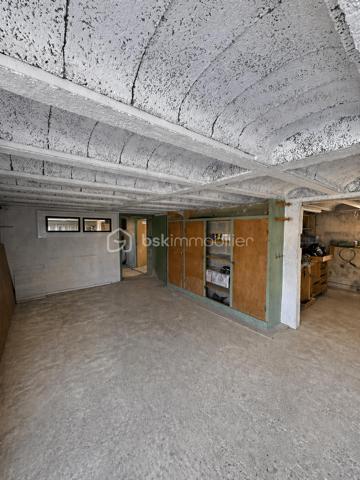 Idéalement située à environ 15km des Andelys, cette maison offre un cadre agréable ainsi qu’un beau potentiel d’aménagement pour un projet de résidence principale ou de rénovation.

Dès l’entrée, vous découvrez un agencement simple et fonctionnel avec un grand séjour lumineux bénéficiant d’une bonne orientation générale, permettant de profiter d’une belle lumière naturelle tout au long de la journée. Cet espace de vie agréable offre plusieurs possibilités d’aménagement selon vos envies et votre mode de vie.

La cuisine, également bien éclairée, dispose d’un espace confortable pour une utilisation quotidienne et pourra être repensée ou modernisée selon les besoins du futur acquéreur.

L’espace nuit comprend deux chambres de bonne taille offrant des volumes appréciables ainsi qu’une salle de bain. La distribution actuelle permet de conserver une circulation fluide entre les différentes pièces tout en laissant envisager différentes possibilités d’évolution après travaux.

La maison bénéficie également d’un sous-sol total, représentant un véritable atout pour le stockage, le stationnement, l’aménagement d’un atelier ou la création d’espaces complémentaires selon les projets. Celui-ci dispose d’un accès direct vers l’extérieur et le jardin.

À l’extérieur, vous profiterez d’un terrain d’environ 500 m², offrant un espace agréable pour créer un jardin, une terrasse ou un espace détente selon vos envies. La configuration du terrain permet de profiter pleinement des extérieurs tout en conservant un entretien raisonnable.

Des travaux sont à prévoir sur l’ensemble du bien, laissant l’opportunité de repenser les espaces et de personnaliser la maison selon vos goûts et vos besoins. Les diagnostics ainsi que les informations complémentaires restent disponibles sur demande.

Les + du bien :

• Secteur recherché à 15 minutes de Gisors
• Grand séjour lumineux
• Bonne orientation générale
• 2 chambres de bonne taille
• Sous-sol total
• Jardin d’environ 500 m²
• Beau potentiel d’aménagement et de valorisation

Un bien offrant une belle base pour un projet de rénovation dans un environnement agréable.

À visiter absolument !