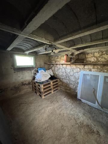 Idéalement située à environ 15km des Andelys, cette maison offre un cadre agréable ainsi qu’un beau potentiel d’aménagement pour un projet de résidence principale ou de rénovation.

Dès l’entrée, vous découvrez un agencement simple et fonctionnel avec un grand séjour lumineux bénéficiant d’une bonne orientation générale, permettant de profiter d’une belle lumière naturelle tout au long de la journée. Cet espace de vie agréable offre plusieurs possibilités d’aménagement selon vos envies et votre mode de vie.

La cuisine, également bien éclairée, dispose d’un espace confortable pour une utilisation quotidienne et pourra être repensée ou modernisée selon les besoins du futur acquéreur.

L’espace nuit comprend deux chambres de bonne taille offrant des volumes appréciables ainsi qu’une salle de bain. La distribution actuelle permet de conserver une circulation fluide entre les différentes pièces tout en laissant envisager différentes possibilités d’évolution après travaux.

La maison bénéficie également d’un sous-sol total, représentant un véritable atout pour le stockage, le stationnement, l’aménagement d’un atelier ou la création d’espaces complémentaires selon les projets. Celui-ci dispose d’un accès direct vers l’extérieur et le jardin.

À l’extérieur, vous profiterez d’un terrain d’environ 500 m², offrant un espace agréable pour créer un jardin, une terrasse ou un espace détente selon vos envies. La configuration du terrain permet de profiter pleinement des extérieurs tout en conservant un entretien raisonnable.

Des travaux sont à prévoir sur l’ensemble du bien, laissant l’opportunité de repenser les espaces et de personnaliser la maison selon vos goûts et vos besoins. Les diagnostics ainsi que les informations complémentaires restent disponibles sur demande.

Les + du bien :

• Secteur recherché à 15 minutes de Gisors
• Grand séjour lumineux
• Bonne orientation générale
• 2 chambres de bonne taille
• Sous-sol total
• Jardin d’environ 500 m²
• Beau potentiel d’aménagement et de valorisation

Un bien offrant une belle base pour un projet de rénovation dans un environnement agréable.

À visiter absolument !