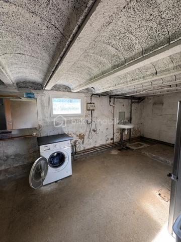 Idéalement située à environ 15km des Andelys, cette maison offre un cadre agréable ainsi qu’un beau potentiel d’aménagement pour un projet de résidence principale ou de rénovation.

Dès l’entrée, vous découvrez un agencement simple et fonctionnel avec un grand séjour lumineux bénéficiant d’une bonne orientation générale, permettant de profiter d’une belle lumière naturelle tout au long de la journée. Cet espace de vie agréable offre plusieurs possibilités d’aménagement selon vos envies et votre mode de vie.

La cuisine, également bien éclairée, dispose d’un espace confortable pour une utilisation quotidienne et pourra être repensée ou modernisée selon les besoins du futur acquéreur.

L’espace nuit comprend deux chambres de bonne taille offrant des volumes appréciables ainsi qu’une salle de bain. La distribution actuelle permet de conserver une circulation fluide entre les différentes pièces tout en laissant envisager différentes possibilités d’évolution après travaux.

La maison bénéficie également d’un sous-sol total, représentant un véritable atout pour le stockage, le stationnement, l’aménagement d’un atelier ou la création d’espaces complémentaires selon les projets. Celui-ci dispose d’un accès direct vers l’extérieur et le jardin.

À l’extérieur, vous profiterez d’un terrain d’environ 500 m², offrant un espace agréable pour créer un jardin, une terrasse ou un espace détente selon vos envies. La configuration du terrain permet de profiter pleinement des extérieurs tout en conservant un entretien raisonnable.

Des travaux sont à prévoir sur l’ensemble du bien, laissant l’opportunité de repenser les espaces et de personnaliser la maison selon vos goûts et vos besoins. Les diagnostics ainsi que les informations complémentaires restent disponibles sur demande.

Les + du bien :

• Secteur recherché à 15 minutes de Gisors
• Grand séjour lumineux
• Bonne orientation générale
• 2 chambres de bonne taille
• Sous-sol total
• Jardin d’environ 500 m²
• Beau potentiel d’aménagement et de valorisation

Un bien offrant une belle base pour un projet de rénovation dans un environnement agréable.

À visiter absolument !