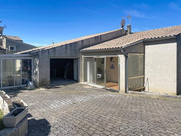 Maison Oraison, 4 pièces, 92 m2  de plain pied, avec véranda, terrasse, garage et dépendances
