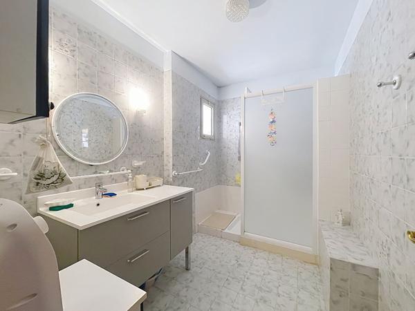 Maison Oraison, 4 pièces, 92 m2  de plain pied, avec véranda, terrasse, garage et dépendances