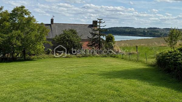 NOUVEAUTE BSK IMMOBILIER : Et si vous construisiez votre future maison dans un cadre véritablement exceptionnel ?
À Saint-Jouan-des-Guérets, découvrez ce beau terrain exposé plein Sud, offrant une magnifique vue dégagée sur la Rance. Un emplacement rare, qui conjugue harmonieusement calme, nature et proximité du littoral, à quelques minutes seulement de Saint-Malo.
Libre de constructeur, ce terrain vous permet d’imaginer et de réaliser un projet de construction entièrement personnalisé, en profitant d’un environnement privilégié et d’un cadre de vie recherché.

LES ATOUTS DE CE TERRAIN :
• Vue exceptionnelle sur la Rance : un panorama dont vous pourrez profiter au quotidien.
• Exposition plein Sud : idéale pour bénéficier d’un bel ensoleillement.
• Libre de constructeur : laissez libre cours à vos envies et concevez une maison à votre image.
• Terrain viabilisé : les raccordements sont réalisés, pour vous permettre d’avancer sereinement dans votre projet.
• Environnement calme et verdoyant : un cadre préservé, propice à une qualité de vie agréable.
• Proximité immédiate des commodités : commerces, écoles et services accessibles facilement.
• À proximité du littoral et de Saint-Malo, permettant de profiter pleinement de la côte et de ses nombreux attraits.

Un terrain rare par son emplacement et sa vue, offrant une belle opportunité de concrétiser un projet de vie dans un cadre privilégié.
À découvrir sans tarder ! Pour plus d’informations ou organiser une visite, contactez-moi rapidement.