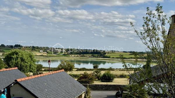 NOUVEAUTE BSK IMMOBILIER : Et si vous construisiez votre future maison dans un cadre véritablement exceptionnel ?
À Saint-Jouan-des-Guérets, découvrez ce beau terrain exposé plein Sud, offrant une magnifique vue dégagée sur la Rance. Un emplacement rare, qui conjugue harmonieusement calme, nature et proximité du littoral, à quelques minutes seulement de Saint-Malo.
Libre de constructeur, ce terrain vous permet d’imaginer et de réaliser un projet de construction entièrement personnalisé, en profitant d’un environnement privilégié et d’un cadre de vie recherché.

LES ATOUTS DE CE TERRAIN :
• Vue exceptionnelle sur la Rance : un panorama dont vous pourrez profiter au quotidien.
• Exposition plein Sud : idéale pour bénéficier d’un bel ensoleillement.
• Libre de constructeur : laissez libre cours à vos envies et concevez une maison à votre image.
• Terrain viabilisé : les raccordements sont réalisés, pour vous permettre d’avancer sereinement dans votre projet.
• Environnement calme et verdoyant : un cadre préservé, propice à une qualité de vie agréable.
• Proximité immédiate des commodités : commerces, écoles et services accessibles facilement.
• À proximité du littoral et de Saint-Malo, permettant de profiter pleinement de la côte et de ses nombreux attraits.

Un terrain rare par son emplacement et sa vue, offrant une belle opportunité de concrétiser un projet de vie dans un cadre privilégié.
À découvrir sans tarder ! Pour plus d’informations ou organiser une visite, contactez-moi rapidement.