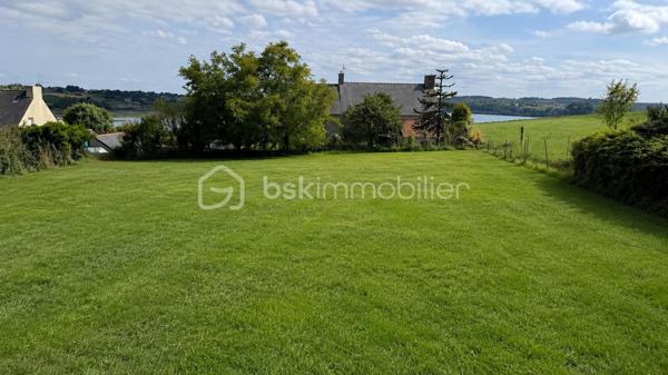 NOUVEAUTE BSK IMMOBILIER : Et si vous construisiez votre future maison dans un cadre véritablement exceptionnel ?
À Saint-Jouan-des-Guérets, découvrez ce beau terrain exposé plein Sud, offrant une magnifique vue dégagée sur la Rance. Un emplacement rare, qui conjugue harmonieusement calme, nature et proximité du littoral, à quelques minutes seulement de Saint-Malo.
Libre de constructeur, ce terrain vous permet d’imaginer et de réaliser un projet de construction entièrement personnalisé, en profitant d’un environnement privilégié et d’un cadre de vie recherché.

LES ATOUTS DE CE TERRAIN :
• Vue exceptionnelle sur la Rance : un panorama dont vous pourrez profiter au quotidien.
• Exposition plein Sud : idéale pour bénéficier d’un bel ensoleillement.
• Libre de constructeur : laissez libre cours à vos envies et concevez une maison à votre image.
• Terrain viabilisé : les raccordements sont réalisés, pour vous permettre d’avancer sereinement dans votre projet.
• Environnement calme et verdoyant : un cadre préservé, propice à une qualité de vie agréable.
• Proximité immédiate des commodités : commerces, écoles et services accessibles facilement.
• À proximité du littoral et de Saint-Malo, permettant de profiter pleinement de la côte et de ses nombreux attraits.

Un terrain rare par son emplacement et sa vue, offrant une belle opportunité de concrétiser un projet de vie dans un cadre privilégié.
À découvrir sans tarder ! Pour plus d’informations ou organiser une visite, contactez-moi rapidement.