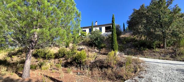 Villa d’architecte 280m²  avec piscine à débordement sur 7 300 m² – Vues panoramiques à 360°
