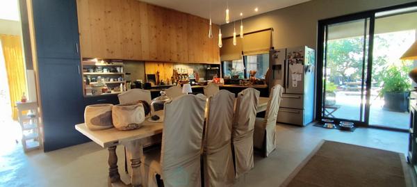 Villa d’architecte 280m²  avec piscine à débordement sur 7 300 m² – Vues panoramiques à 360°