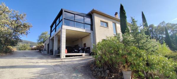 Villa d’architecte 280m²  avec piscine à débordement sur 7 300 m² – Vues panoramiques à 360°