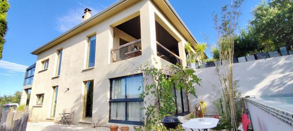 Villa d’architecte 280m²  avec piscine à débordement sur 7 300 m² – Vues panoramiques à 360°