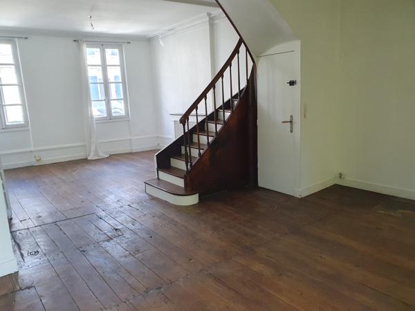 Maison  10 pièce(s)  7 chambre(s)  196 m²
