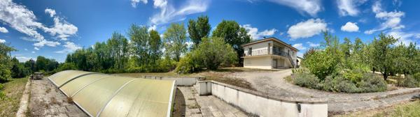 Secteur Villeneuve-sur-Lot, au coeur du Lot-et-Garonne et proche de toutes les commodités, venez découvrir cette maison d'environ 130,50 m² habitables avec dépendances, sur un terrain arboré de 5 500 m². À l'étage, vous trouverez une entrée desservant un , Villeneuve sur lot