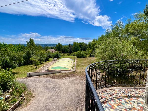 Secteur Villeneuve-sur-Lot, au coeur du Lot-et-Garonne et proche de toutes les commodités, venez découvrir cette maison d'environ 130,50 m² habitables avec dépendances, sur un terrain arboré de 5 500 m². À l'étage, vous trouverez une entrée desservant un , Villeneuve sur lot