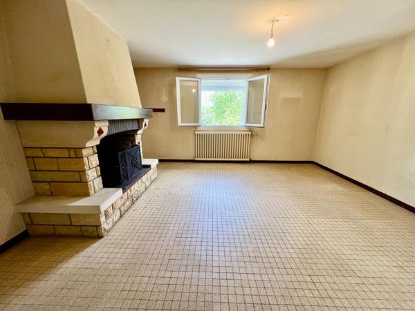 Secteur Villeneuve-sur-Lot, au coeur du Lot-et-Garonne et proche de toutes les commodités, venez découvrir cette maison d'environ 130,50 m² habitables avec dépendances, sur un terrain arboré de 5 500 m². À l'étage, vous trouverez une entrée desservant un , Villeneuve sur lot