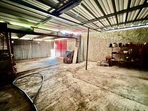 Secteur Villeneuve-sur-Lot, au coeur du Lot-et-Garonne et proche de toutes les commodités, venez découvrir cette maison d'environ 130,50 m² habitables avec dépendances, sur un terrain arboré de 5 500 m². À l'étage, vous trouverez une entrée desservant un , Villeneuve sur lot