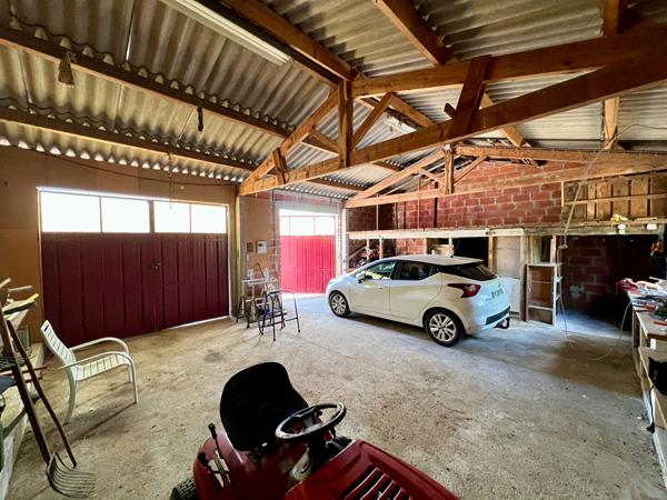 Secteur Villeneuve-sur-Lot, au coeur du Lot-et-Garonne et proche de toutes les commodités, venez découvrir cette maison d'environ 130,50 m² habitables avec dépendances, sur un terrain arboré de 5 500 m². À l'étage, vous trouverez une entrée desservant un , Villeneuve sur lot