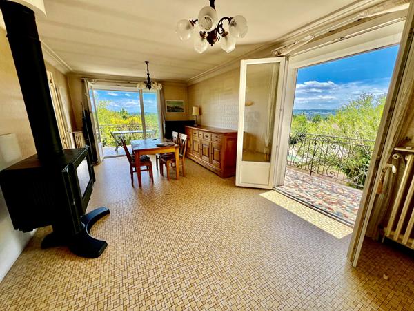 Secteur Villeneuve-sur-Lot, au coeur du Lot-et-Garonne et proche de toutes les commodités, venez découvrir cette maison d'environ 130,50 m² habitables avec dépendances, sur un terrain arboré de 5 500 m². À l'étage, vous trouverez une entrée desservant un , Villeneuve sur lot