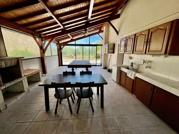 Secteur Villeneuve-sur-Lot, au coeur du Lot-et-Garonne et proche de toutes les commodités, venez découvrir cette maison d'environ 130,50 m² habitables avec dépendances, sur un terrain arboré de 5 500 m². À l'étage, vous trouverez une entrée desservant un , Villeneuve sur lot