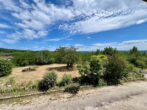 Secteur Villeneuve-sur-Lot, au coeur du Lot-et-Garonne et proche de toutes les commodités, venez découvrir cette maison d'environ 130,50 m² habitables avec dépendances, sur un terrain arboré de 5 500 m². À l'étage, vous trouverez une entrée desservant un , Villeneuve sur lot