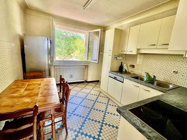 Secteur Villeneuve-sur-Lot, au coeur du Lot-et-Garonne et proche de toutes les commodités, venez découvrir cette maison d'environ 130,50 m² habitables avec dépendances, sur un terrain arboré de 5 500 m². À l'étage, vous trouverez une entrée desservant un , Villeneuve sur lot