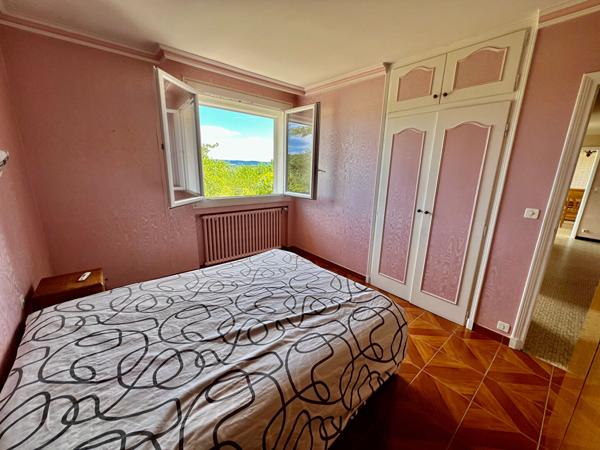 Secteur Villeneuve-sur-Lot, au coeur du Lot-et-Garonne et proche de toutes les commodités, venez découvrir cette maison d'environ 130,50 m² habitables avec dépendances, sur un terrain arboré de 5 500 m². À l'étage, vous trouverez une entrée desservant un , Villeneuve sur lot