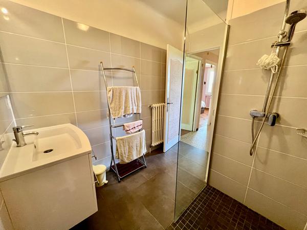 Secteur Villeneuve-sur-Lot, au coeur du Lot-et-Garonne et proche de toutes les commodités, venez découvrir cette maison d'environ 130,50 m² habitables avec dépendances, sur un terrain arboré de 5 500 m². À l'étage, vous trouverez une entrée desservant un , Villeneuve sur lot