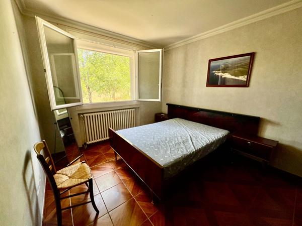 Secteur Villeneuve-sur-Lot, au coeur du Lot-et-Garonne et proche de toutes les commodités, venez découvrir cette maison d'environ 130,50 m² habitables avec dépendances, sur un terrain arboré de 5 500 m². À l'étage, vous trouverez une entrée desservant un , Villeneuve sur lot