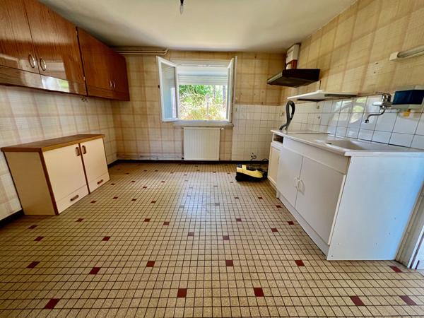 Secteur Villeneuve-sur-Lot, au coeur du Lot-et-Garonne et proche de toutes les commodités, venez découvrir cette maison d'environ 130,50 m² habitables avec dépendances, sur un terrain arboré de 5 500 m². À l'étage, vous trouverez une entrée desservant un , Villeneuve sur lot