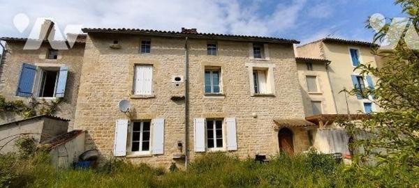 Au calme dans le bourg. Maison ancienne de 138m² bien exposée à rénover offrant:
-Au RDC ; ent...