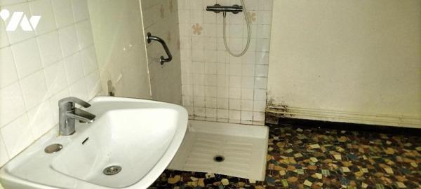 Au calme dans le bourg. Maison ancienne de 138m² bien exposée à rénover offrant:
-Au RDC ; ent...