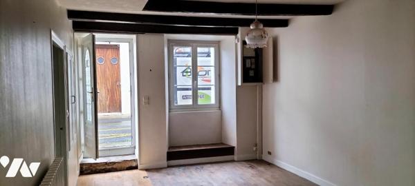 Au calme dans le bourg. Maison ancienne de 138m² bien exposée à rénover offrant:
-Au RDC ; ent...