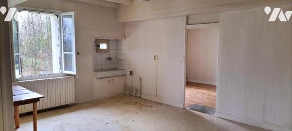 Au calme dans le bourg. Maison ancienne de 138m² bien exposée à rénover offrant:
-Au RDC ; ent...